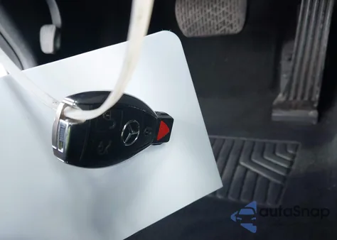 2014 Mercedes-Benz E 350 z USA, uszkodzony, nr VIN WDDHF5KB2EA805907